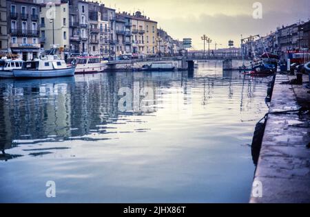 Hafen und Boote im Zentrum der südfranzösischen Fischerhafen Stadt Sete, Sète, Frankreich November 1987 Stockfoto