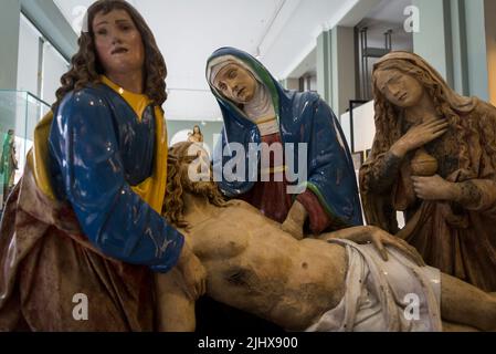 Gemalte mittelalterliche Skulptur der Christusklage, Victoria and Albert Museum, V&A, London, UK Stockfoto