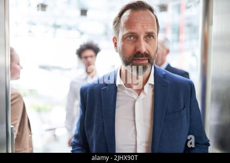 Leitender Geschäftsmann als Manager oder Unternehmensberater für Erfahrung und Fachwissen Stockfoto