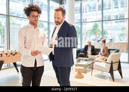 Start-up-Gründer und Geschäftspartner oder Berater in der Projektplanung im Büro Stockfoto