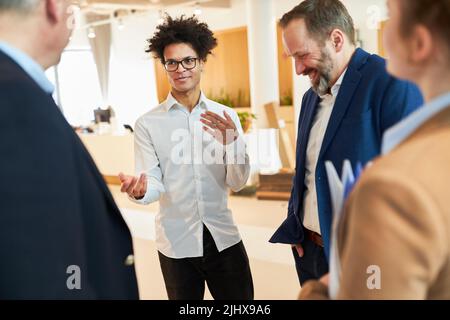 Geschäftsleute und Gründer von Unternehmensgründungen diskutieren über Strategieplanung Stockfoto