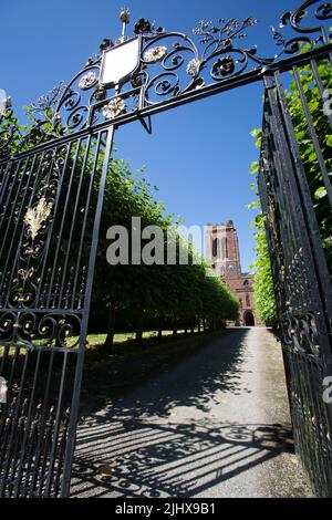 Dorf Eccleston, England. Die St. Mary’s Church, Robert und John Davies entwarfen schmiedeeiserne Kirchtore aus dem 18.. Jahrhundert. Stockfoto