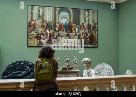 Die Cast Courts sind eine Kopie von Rafaels The School of Athens und Michelangelos David in der Cast Collection und zeigen Kopien von einigen der weltweit größten Sig-Exemplare Stockfoto