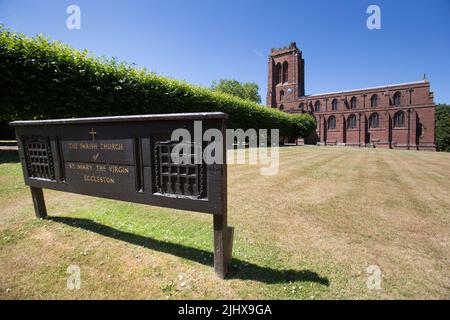 Dorf Eccleston, England. Malerischer Blick auf das Ende des 19.. Jahrhunderts von George Frederick Bodley entworfene Marienkirche. Stockfoto