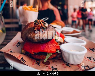 Nahaufnahme eines Burgers in Prag Stockfoto