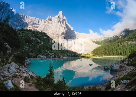 Atemberaubende Aussicht auf den See Sorapis mit seinem türkisfarbenen Wasser und umgeben von wunderschönen felsigen Bergen. Stockfoto