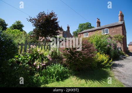Dorf Eccleston, England. Malerischer Sommerblick auf eine Randgrenze an der Eccleston’s Church Road. Stockfoto