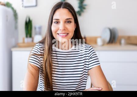 Bildschirm Webcam Laptop-Ansicht der lächelnden jungen erwachsenen Frau mit einem Videoanruf Stockfoto