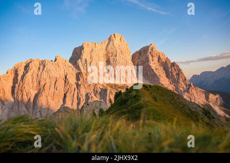 Atemberaubende Aussicht auf eine Person, die den Blick auf den Monte Pelmo vom Gipfel des Col de la Puina genießt. Stockfoto