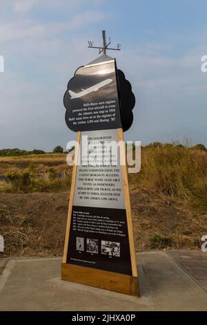 Charles Rolls Memorial Skulptur, enthüllt am 12.. Juli 2022, in Hengistbury Head, Dorset UK - dreiseitige Pyramide aus Edelstahl Stockfoto