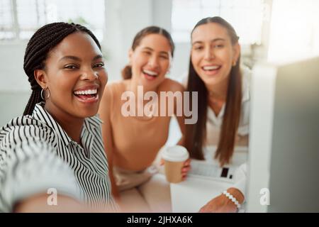 Porträt einer selbstbewussten jungen afroamerikanischen Geschäftsfrau, die mit ihren Kollegen in einem Büro Selfies macht. Gruppe von drei glücklich lächelnden Frauen Stockfoto