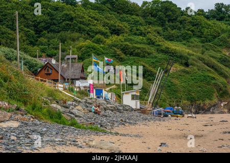 Tresaith Ceredigion West Wales Großbritannien Juli 12 2022 Blick auf die Schutzhütte und die Schädel- und Kreuzknochenflagge bei Tresaith Ceredigion West Wales Stockfoto