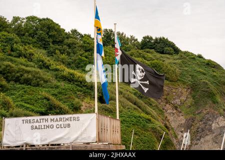 Tresaith Ceredigion West Wales Großbritannien Juli 12 2022 Tresaith Mariners Club Ceredigion West Wales mit Piratenflagge Stockfoto