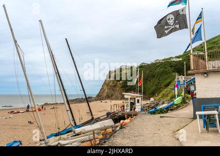 Tresaith Ceredigion West Wales Großbritannien Juli 12 2022 Tresaith Strandschwimmer Hüttenboote Wohnwagen Ceredigion West Wales mit Piratenflagge Stockfoto