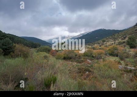 Blick auf den Hueco de San Blas, ein sehr beliebter Ort für Wanderer in der Gemeinde Manzanares el Real, Provinz Madrid, Spanien Stockfoto