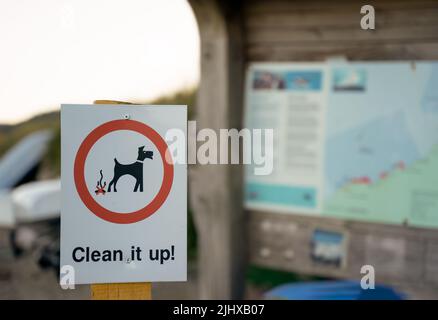 Hinweisschild für Hundebesitzer, um nach dem Fouling den Kot des Hundes zu reinigen Stockfoto