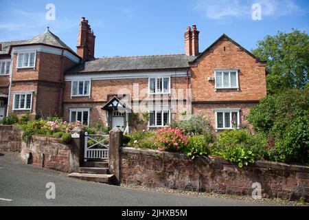 Dorf Eccleston, England. Malerischer Blick auf das ehemalige Postamt und Haus aus dem späten 19.. Jahrhundert an der Church Road. Stockfoto