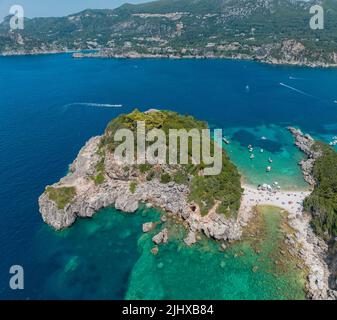 Luftaufnahme des Limni Beach Glyko, auf der Insel Korfu. Griechenland. Wo die beiden Strände mit dem Festland verbunden sind und eine wunderbare Landschaft bieten Stockfoto
