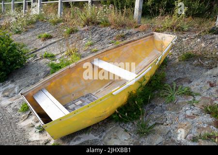Kleines gelbes Fischerboot am Ufer des Flusses Teifi in Cardigan West wales Stockfoto