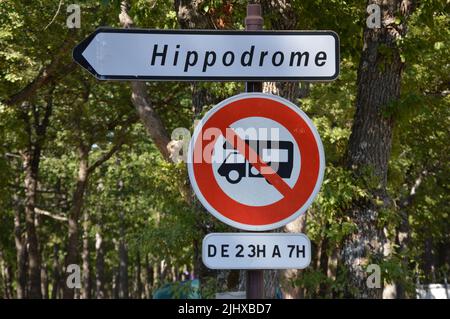 Schild mit beschränkter Parkzone Stockfoto