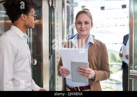 Sympathische junge Frau als Praktikantin oder Studentin an der Universität Stockfoto