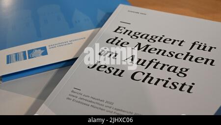 München, Deutschland. 21.. Juli 2022. Auf der Pressekonferenz der Erzdiözese München und Freising zur Vorlage des Jahresabschlusses 2021 und des Haushaltsplans 2022 liegt eine Pressemitteilung vor. Rund ein halbes Jahr nachdem ein Gutachten zu Misshandlungen in der Erzdiözese München und Freising Schlagzeilen machte, legt die Erzdiözese ihr Budget für das laufende Jahr vor. Quelle: Angelika Warmuth/dpa/Alamy Live News Stockfoto