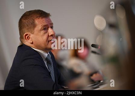 München, Deutschland. 21.. Juli 2022. Markus Reif, Finanzdirektor der Erzdiözese München und Freising, spricht auf der Pressekonferenz zur Präsentation des Jahresabschlusses 2021 und des Haushaltsplans 2022. Rund sechs Monate nachdem ein Gutachten zu Misshandlungen in der Erzdiözese München und Freising Schlagzeilen machte, legt die Erzdiözese ihr Budget für das laufende Jahr vor. Quelle: Angelika Warmuth/dpa/Alamy Live News Stockfoto