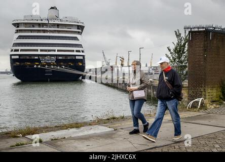 Rotterdam, Niederlande. 21.. Juli 2022. 2022-07-21 11:32:48 ROTTERDAM - das Holland America Line-Kreuzschiff Volendam im Merwehaven, nicht weit von Schiedam, wo ukrainische Flüchtlinge aufgenommen werden. ANP SEM VAN DER WAL netherlands Out - belgium Out Credit: ANP/Alamy Live News Stockfoto