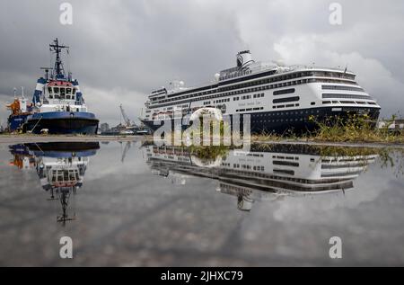 Rotterdam, Niederlande. 21.. Juli 2022. 2022-07-21 11:19:17 ROTTERDAM - das Holland America Line-Kreuzschiff Volendam im Merwehaven, nicht weit von Schiedam, wo ukrainische Flüchtlinge aufgenommen werden. ANP SEM VAN DER WAL netherlands Out - belgium Out Credit: ANP/Alamy Live News Stockfoto