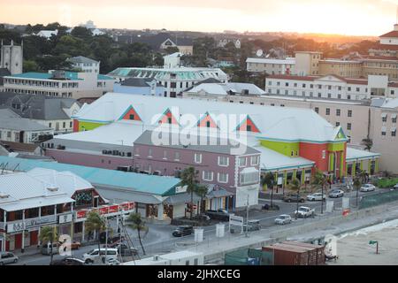 Luftaufnahme der Harbourside Villas im Nassau Harbour mit Nassau Downtown im Hintergrund, von Paradise Island, Bahamas. Stockfoto