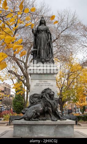 Eine schöne Aufnahme im Herbst der Statue von Queen Victoria, Gore Park, Hamilton, Ontario, Kanada Stockfoto