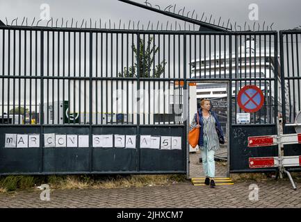 Rotterdam, Niederlande. 21.. Juli 2022. 2022-07-21 11:37:27 ROTTERDAM - das Holland America Line-Kreuzschiff Volendam im Merwehaven, nicht weit von Schiedam, wo ukrainische Flüchtlinge aufgenommen werden. ANP SEM VAN DER WAL netherlands Out - belgium Out Credit: ANP/Alamy Live News Stockfoto