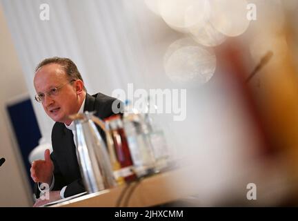 München, Deutschland. 21.. Juli 2022. Christoph Klingan, Generalvikar der Erzdiözese München und Freising, spricht auf der Pressekonferenz zur Präsentation des Jahresabschlusses 2021 und des Haushaltsplans 2022. Rund ein halbes Jahr nachdem ein Gutachten zu Misshandlungen in der Erzdiözese München und Freising Schlagzeilen machte, legt die Erzdiözese ihr Budget für das laufende Jahr vor. Quelle: Angelika Warmuth/dpa/Alamy Live News Stockfoto