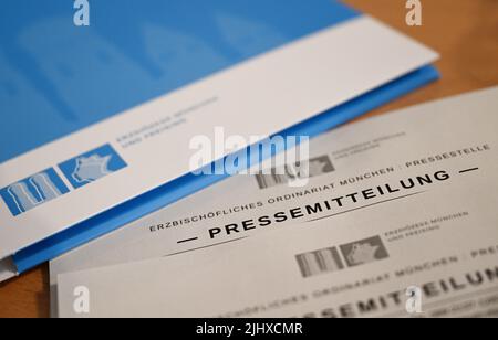 München, Deutschland. 21.. Juli 2022. Auf der Pressekonferenz der Erzdiözese München und Freising zur Vorlage des Jahresabschlusses 2021 und des Haushaltsplans 2022 liegt eine Pressemitteilung vor. Rund ein halbes Jahr nachdem ein Gutachten zu Misshandlungen in der Erzdiözese München und Freising Schlagzeilen machte, legt die Erzdiözese ihr Budget für das laufende Jahr vor. Quelle: Angelika Warmuth/dpa/Alamy Live News Stockfoto