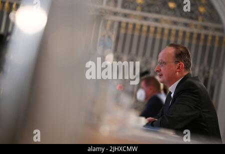 München, Deutschland. 21.. Juli 2022. Christoph Klingan, Generalvikar der Erzdiözese München und Freising, spricht auf der Pressekonferenz zur Präsentation des Jahresabschlusses 2021 und des Haushaltsplans 2022. Rund ein halbes Jahr nachdem ein Gutachten zu Misshandlungen in der Erzdiözese München und Freising Schlagzeilen machte, legt die Erzdiözese ihr Budget für das laufende Jahr vor. Quelle: Angelika Warmuth/dpa/Alamy Live News Stockfoto