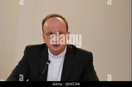 München, Deutschland. 21.. Juli 2022. Christoph Klingan, Generalvikar der Erzdiözese München und Freising, spricht auf der Pressekonferenz zur Präsentation des Jahresabschlusses 2021 und des Haushaltsplans 2022. Rund ein halbes Jahr nachdem ein Gutachten zu Misshandlungen in der Erzdiözese München und Freising Schlagzeilen machte, legt die Erzdiözese ihr Budget für das laufende Jahr vor. Quelle: Angelika Warmuth/dpa/Alamy Live News Stockfoto