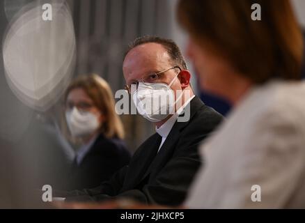 München, Deutschland. 21.. Juli 2022. Christoph Klingan, Generalvikar der Erzdiözese München und Freising, trägt bei der Pressekonferenz einen Mundpropaganda-Wächter, um den Jahresabschluss 2021 und den Haushaltsplan 2022 vorzustellen. Rund ein halbes Jahr nachdem ein Gutachten zu Misshandlungen in der Erzdiözese München und Freising Schlagzeilen machte, legt die Erzdiözese ihr Budget für das laufende Jahr vor. Quelle: Angelika Warmuth/dpa/Alamy Live News Stockfoto