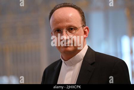 München, Deutschland. 21.. Juli 2022. Christoph Klingan, Generalvikar der Erzdiözese München und Freising, nach der Pressekonferenz zur Präsentation des Jahresabschlusses 2021 und des Haushaltsplans 2022. Rund ein halbes Jahr nachdem ein Gutachten zu Misshandlungen in der Erzdiözese München und Freising Schlagzeilen machte, legt die Erzdiözese ihr Budget für das laufende Jahr vor. Quelle: Angelika Warmuth/dpa/Alamy Live News Stockfoto