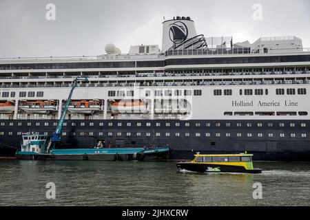 Rotterdam, Niederlande. 21.. Juli 2022. 2022-07-21 11:08:08 ROTTERDAM - das Holland America Line-Kreuzschiff Volendam im Merwehaven, nicht weit von Schiedam, wo ukrainische Flüchtlinge aufgenommen werden. ANP SEM VAN DER WAL netherlands Out - belgium Out Credit: ANP/Alamy Live News Stockfoto