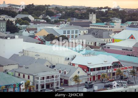 Luftaufnahme der Harbourside Villas im Nassau Harbour mit Nassau Downtown im Hintergrund, von Paradise Island, Bahamas. Stockfoto