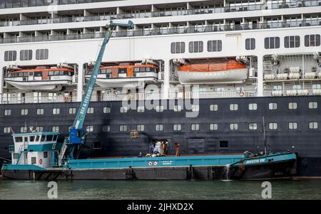 Rotterdam, Niederlande. 21.. Juli 2022. 2022-07-21 11:07:00 ROTTERDAM - das Holland America Line-Kreuzschiff Volendam im Merwehaven, nicht weit von Schiedam, wo ukrainische Flüchtlinge aufgenommen werden. ANP SEM VAN DER WAL netherlands Out - belgium Out Credit: ANP/Alamy Live News Stockfoto