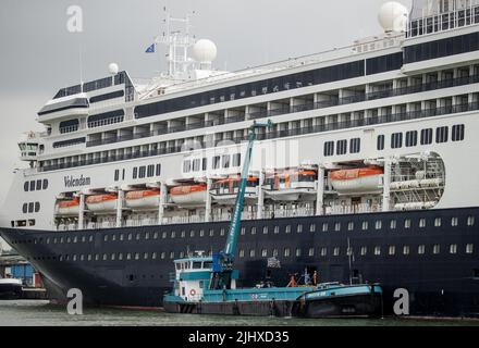 Rotterdam, Niederlande. 21.. Juli 2022. 2022-07-21 11:16:38 ROTTERDAM - das Holland America Line-Kreuzschiff Volendam im Merwehaven, nicht weit von Schiedam, wo ukrainische Flüchtlinge aufgenommen werden. ANP SEM VAN DER WAL netherlands Out - belgium Out Credit: ANP/Alamy Live News Stockfoto