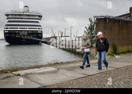 Rotterdam, Niederlande. 21.. Juli 2022. 2022-07-21 11:32:48 ROTTERDAM - das Holland America Line-Kreuzschiff Volendam im Merwehaven, nicht weit von Schiedam, wo ukrainische Flüchtlinge aufgenommen werden. ANP SEM VAN DER WAL netherlands Out - belgium Out Credit: ANP/Alamy Live News Stockfoto
