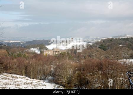 Lyme Hall und der Cage Lyme Park an einem Wintertag von Knightslow Wood Cheshire England aus gesehen Stockfoto