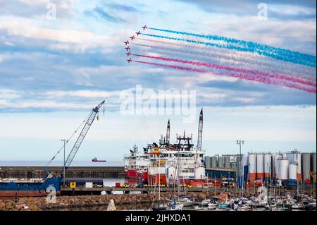 Die RAF Red Arrows zeigen ihre Ausstellung über dem Hafen von Peterhead in Aberdeenshire, Scotpand, im Rahmen der Scottish Week Stockfoto