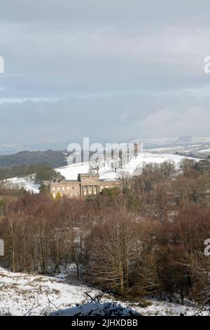 Lyme Hall und der Cage Lyme Park an einem Wintertag von Knightslow Wood Cheshire England aus gesehen Stockfoto