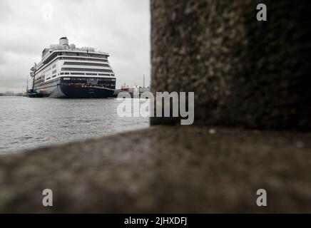 Rotterdam, Niederlande. 21.. Juli 2022. 2022-07-21 11:46:44 ROTTERDAM - das Holland America Line-Kreuzschiff Volendam im Merwehaven, nicht weit von Schiedam, wo ukrainische Flüchtlinge aufgenommen werden. ANP SEM VAN DER WAL netherlands Out - belgium Out Credit: ANP/Alamy Live News Stockfoto