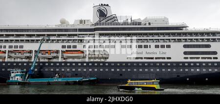 Rotterdam, Niederlande. 21.. Juli 2022. 2022-07-21 11:08:07 ROTTERDAM - das Holland America Line-Kreuzschiff Volendam im Merwehaven, nicht weit von Schiedam, wo ukrainische Flüchtlinge aufgenommen werden. ANP SEM VAN DER WAL netherlands Out - belgium Out Credit: ANP/Alamy Live News Stockfoto