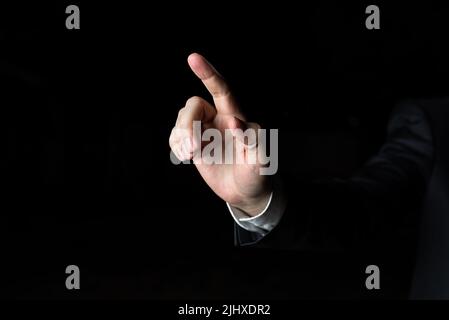 Ein Finger Zeigt Auf Wichtige Hinweise. Hand Präsentiert Crutial Ankündigung. Man Zeigt Die Letzten Aktualisierungen An. Führungskräfte, Die Kritische Nachrichten Anzeigen. Stockfoto