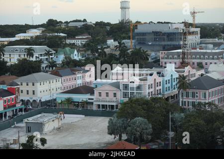 Luftaufnahme der Harbourside Villas im Nassau Harbour mit Nassau Downtown im Hintergrund, von Paradise Island, Bahamas. Stockfoto